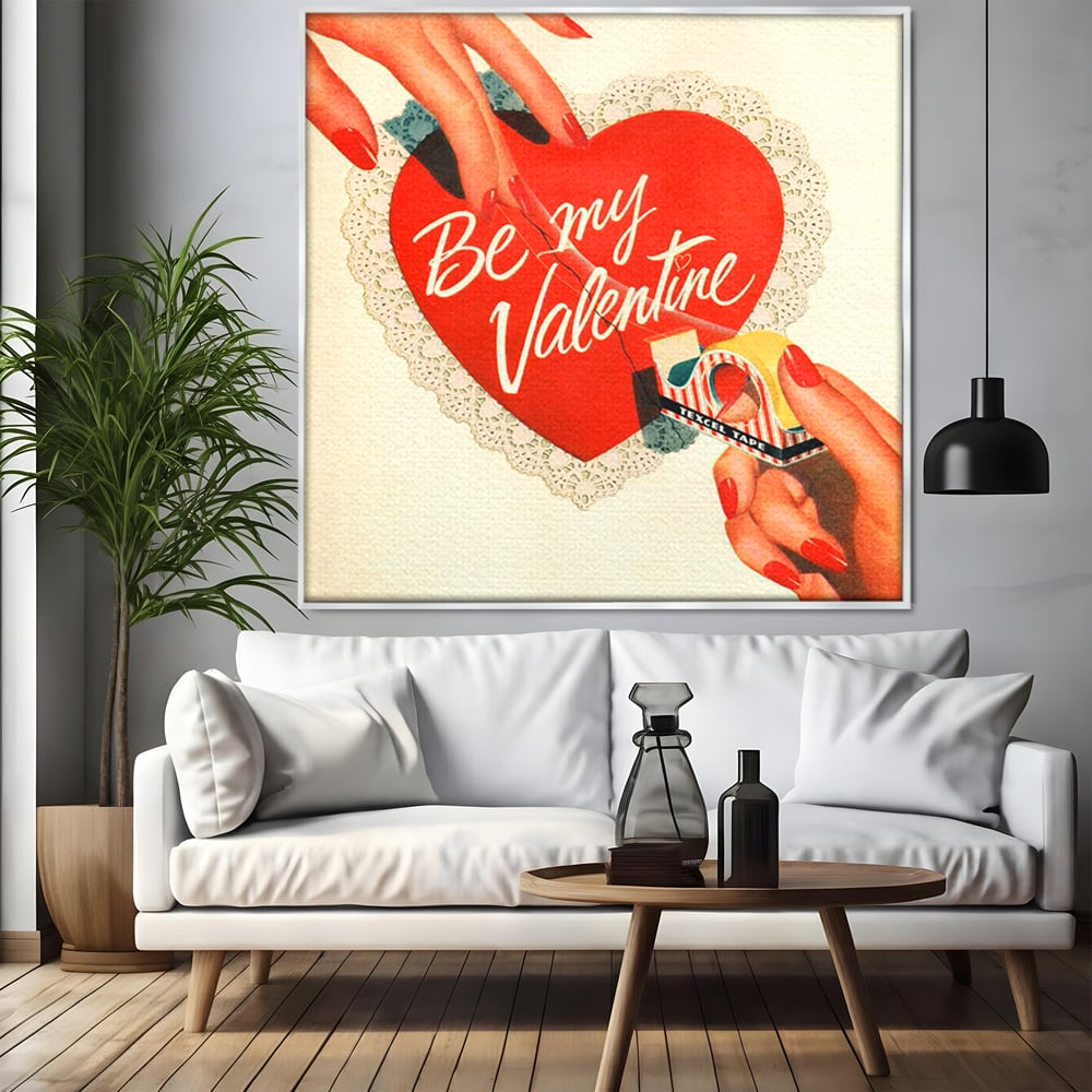 Tablou canvas cu ilustratie retro cu maini si inima, in rama de aluminiu argintiu, pe perete intr-un living